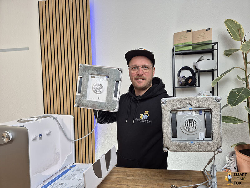 ECOVACS WINBOT Mini und ECOVACS WINBOT W2 OMNI werden von der Unterseite gezeigt